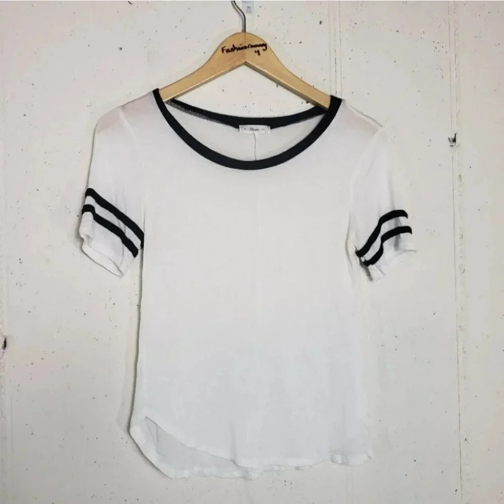 Atticute M casual white tshirt w/black‎ stripes